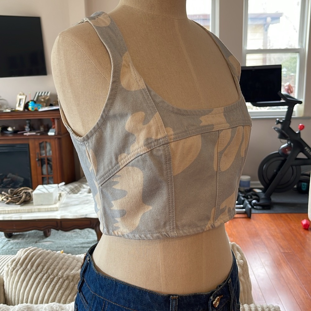 FRAME crop. Size M. Brand new with tags